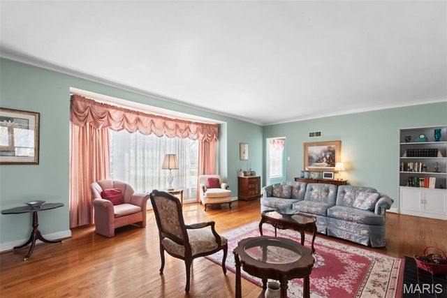 30 Fox Meadows, St Louis, MO 63127