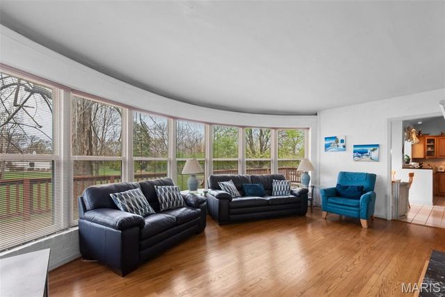 30 Fox Meadows, St Louis, MO 63127