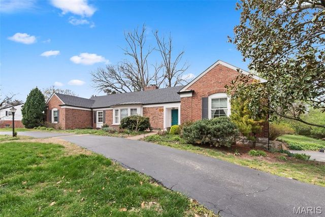 30 Fox Meadows, St Louis, MO 63127