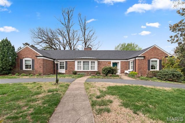 30 Fox Meadows, St Louis, MO 63127