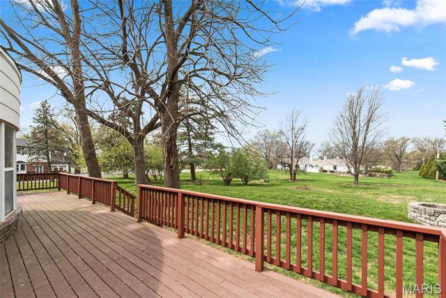 30 Fox Meadows, St Louis, MO 63127