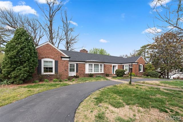 30 Fox Meadows, St Louis, MO 63127