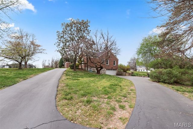 30 Fox Meadows, St Louis, MO 63127