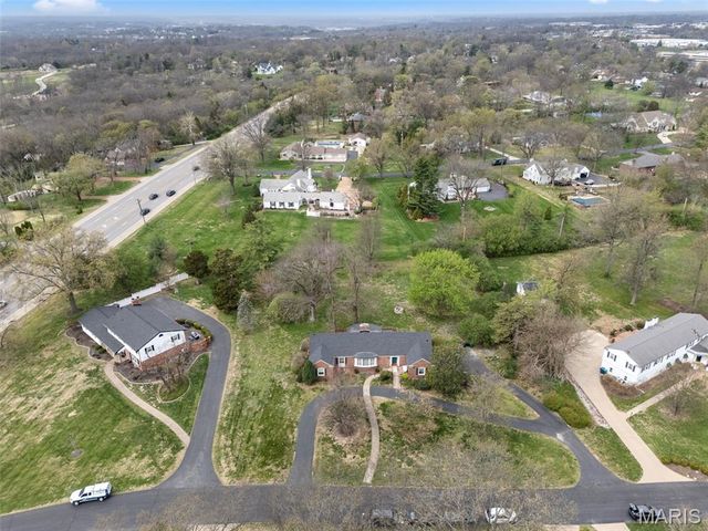 30 Fox Meadows, St Louis, MO 63127