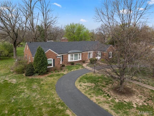 30 Fox Meadows, St Louis, MO 63127