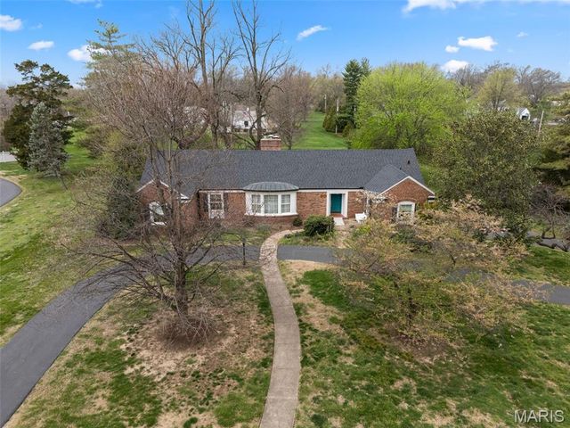 30 Fox Meadows, St Louis, MO 63127