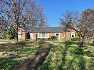 30 Fox Meadows, St Louis, MO 63127