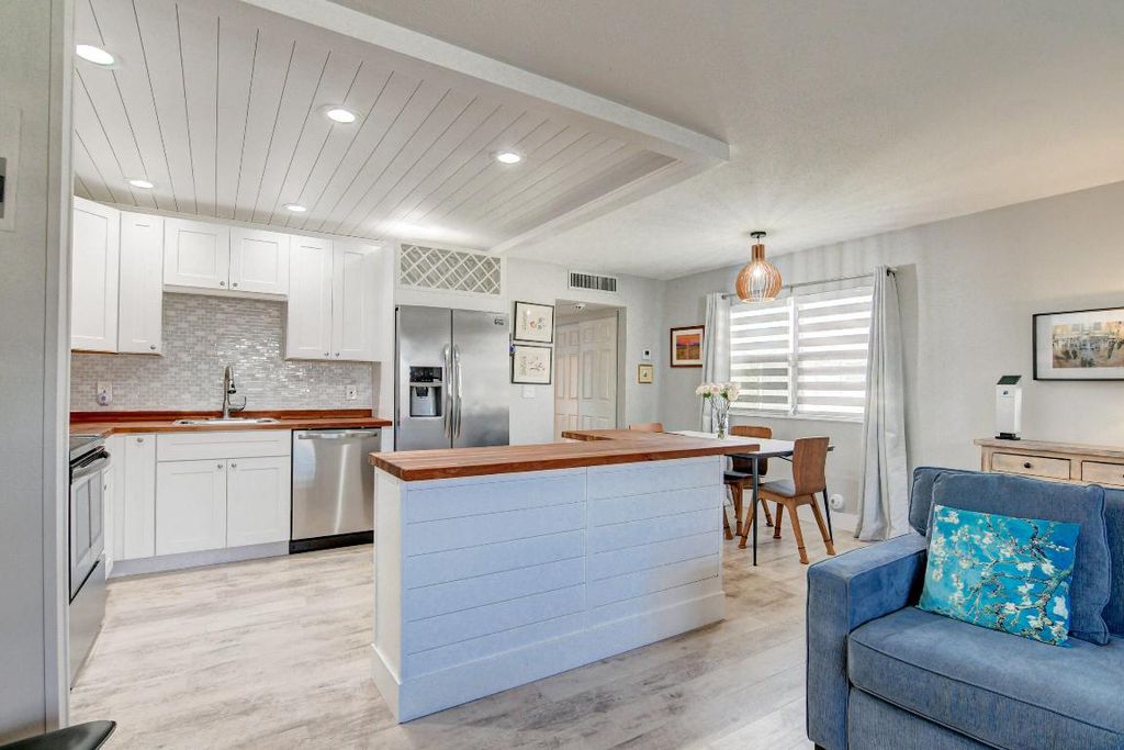 Image 11 of property listing at 78 Saxony B, Delray Beach, FL 33446