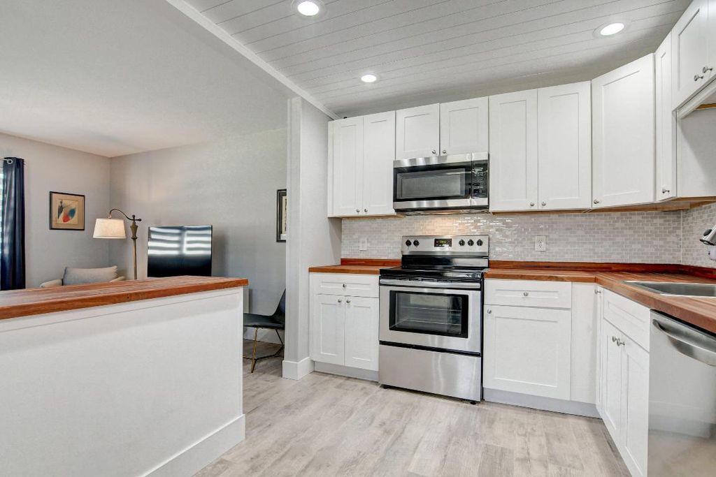 Image 14 of property listing at 78 Saxony B, Delray Beach, FL 33446