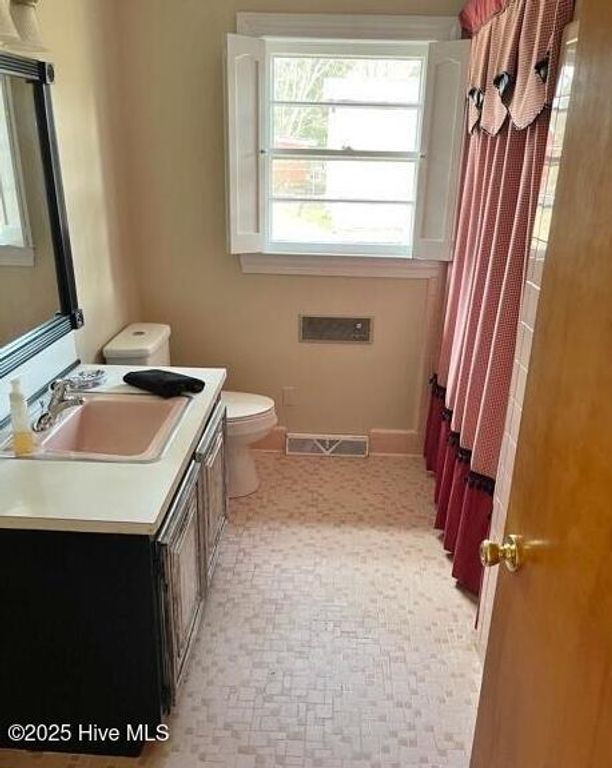Image 7 of property listing at 211 Nichols Drive, Greenville, NC 27858