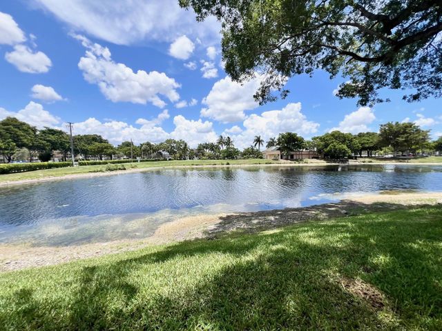 9999 N Belfort Cir 101, Tamarac, FL 33321