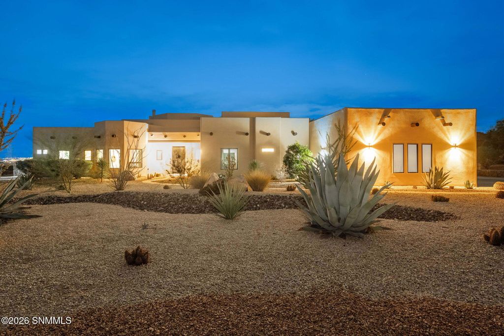 1232 Titania Court, Las Cruces, NM 88007