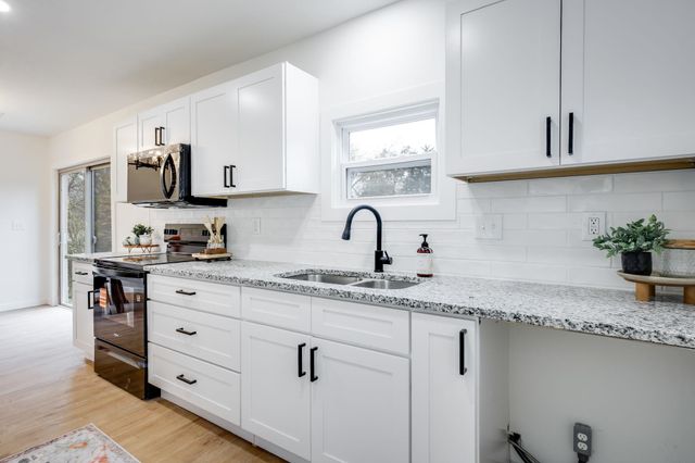 619 N Battin Ave, Wichita, KS 67208