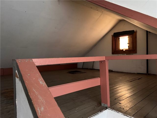 400 Emerson Ave, Farrell, PA 16121