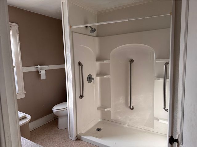 400 Emerson Ave, Farrell, PA 16121