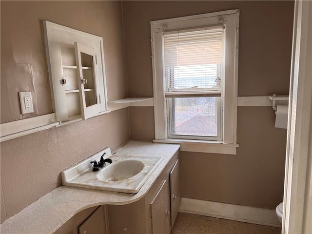 400 Emerson Ave, Farrell, PA 16121