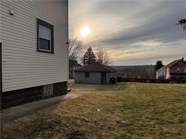 400 Emerson Ave, Farrell, PA 16121