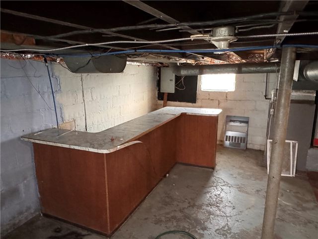 400 Emerson Ave, Farrell, PA 16121