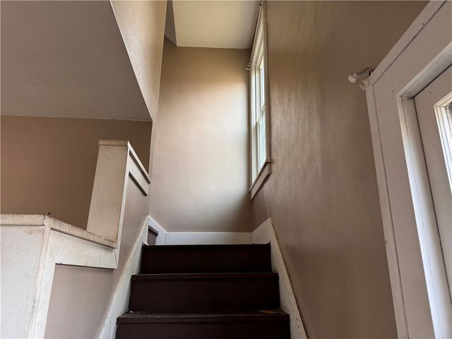 400 Emerson Ave, Farrell, PA 16121