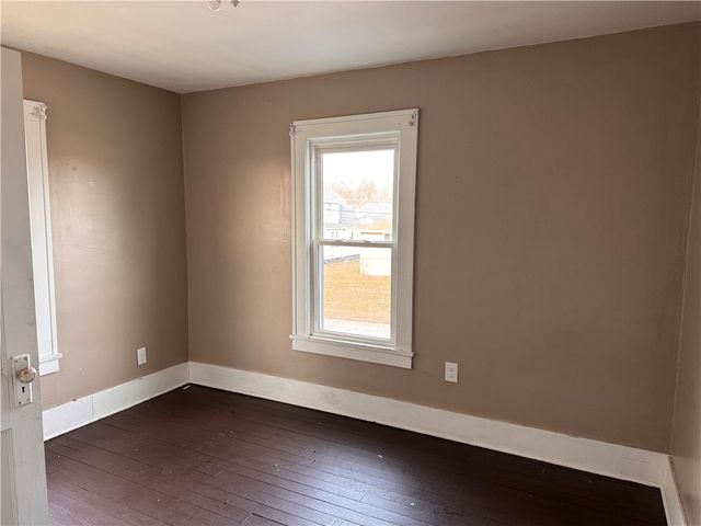 400 Emerson Ave, Farrell, PA 16121