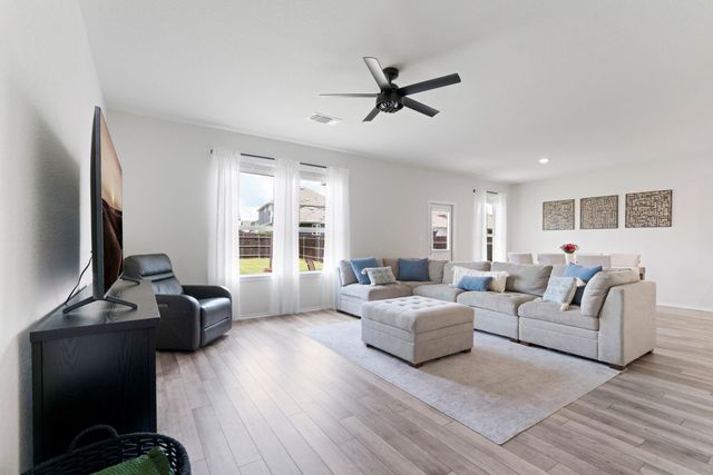 33 Snowy Plover LN, Leander, TX 78641