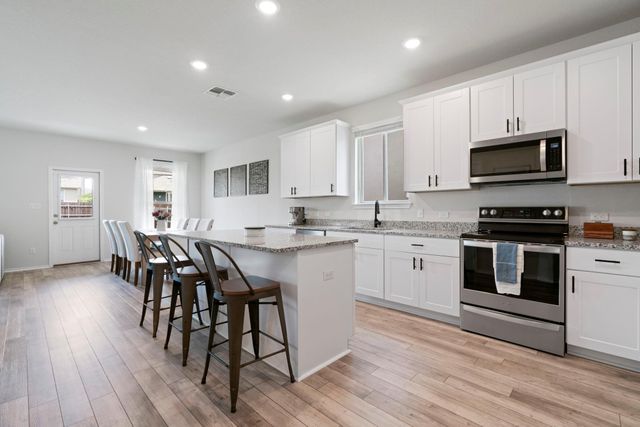 33 Snowy Plover LN, Leander, TX 78641