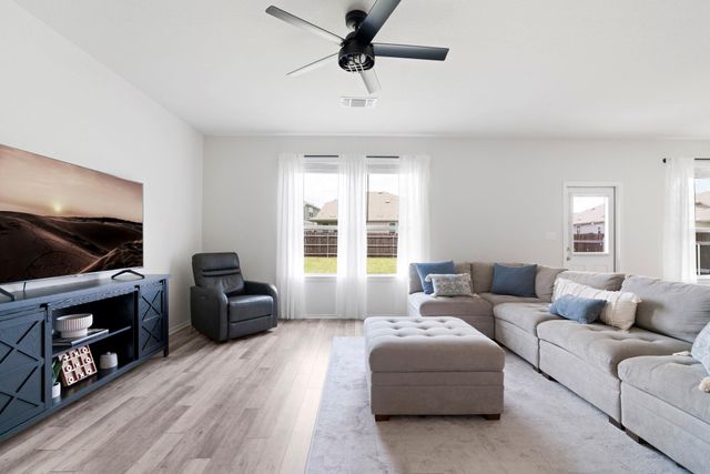 33 Snowy Plover LN, Leander, TX 78641
