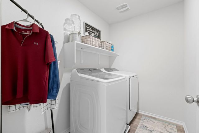 33 Snowy Plover LN, Leander, TX 78641