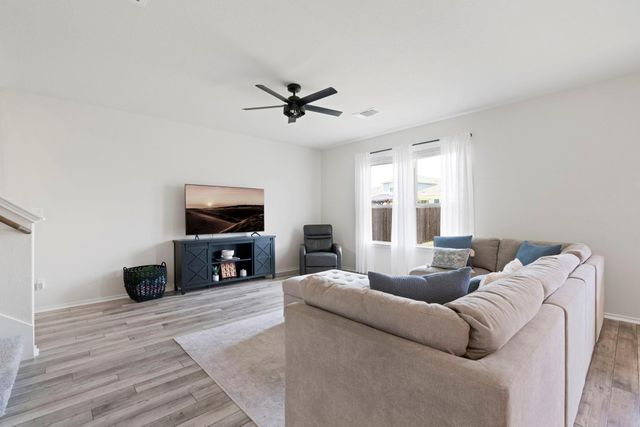 33 Snowy Plover LN, Leander, TX 78641