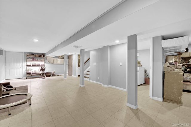 7631 264th Street, Glen Oaks, NY 11004