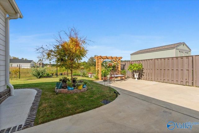 6221 Pembrook Pond Place SE, Owens Cross Roads, AL 35763