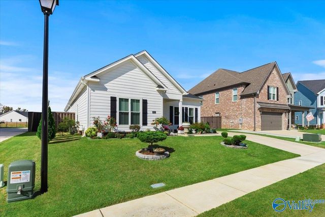 6221 Pembrook Pond Place SE, Owens Cross Roads, AL 35763