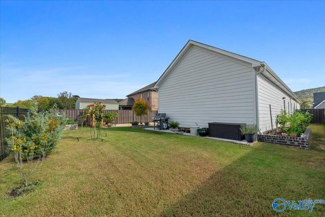 6221 Pembrook Pond Place SE, Owens Cross Roads, AL 35763