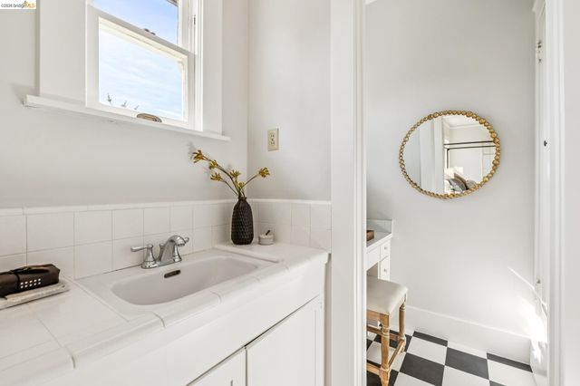 1715 Oakland Ave, Piedmont, CA 94611