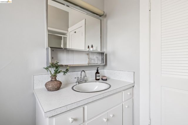 1715 Oakland Ave, Piedmont, CA 94611