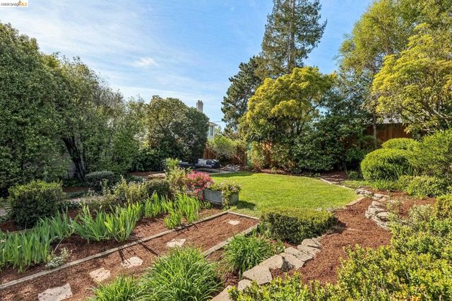 1715 Oakland Ave, Piedmont, CA 94611