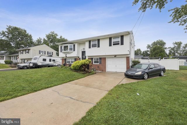 2 WALNUT DR, Burlington, NJ 08016