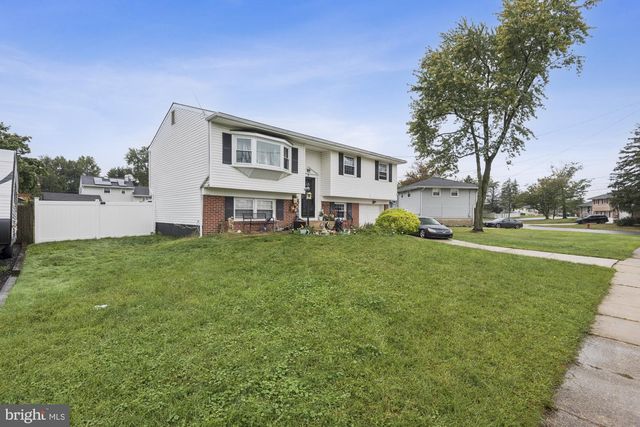 2 WALNUT DR, Burlington, NJ 08016