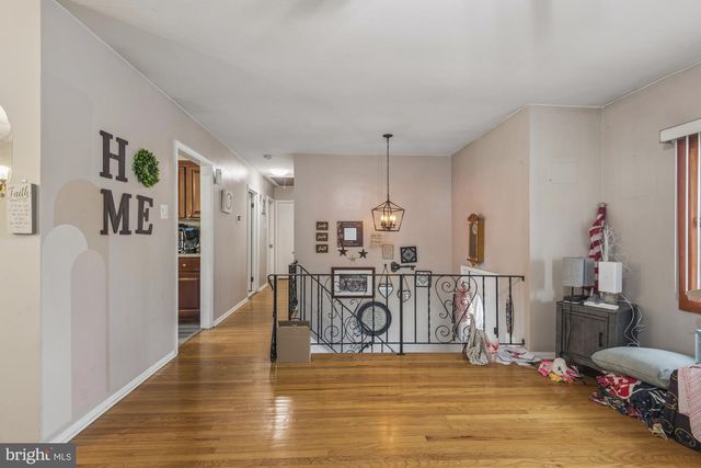 2 WALNUT DR, Burlington, NJ 08016
