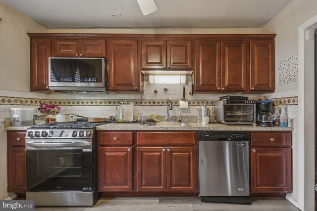 2 WALNUT DR, Burlington, NJ 08016