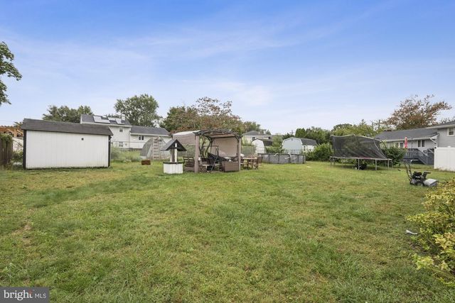 2 WALNUT DR, Burlington, NJ 08016