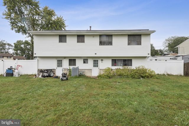 2 WALNUT DR, Burlington, NJ 08016