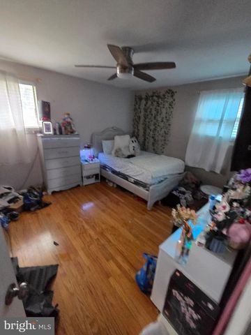 2 WALNUT DR, Burlington, NJ 08016