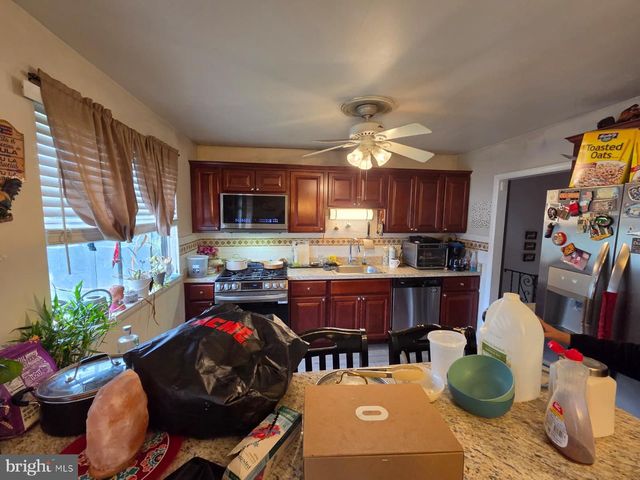 2 WALNUT DR, Burlington, NJ 08016
