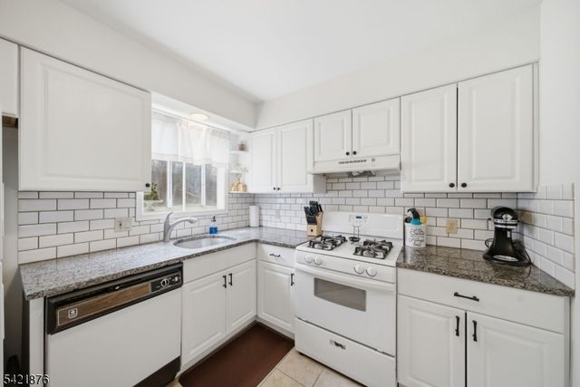 28 Village Dr, Hamburg Boro, NJ 07419