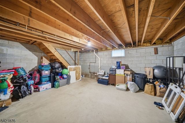 28 Village Dr, Hamburg Boro, NJ 07419