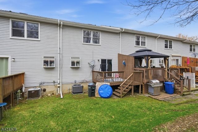 28 Village Dr, Hamburg Boro, NJ 07419