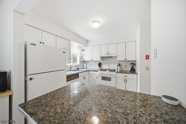 28 Village Dr, Hamburg Boro, NJ 07419