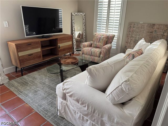 995 9th AVE S 6, Naples, FL 34102