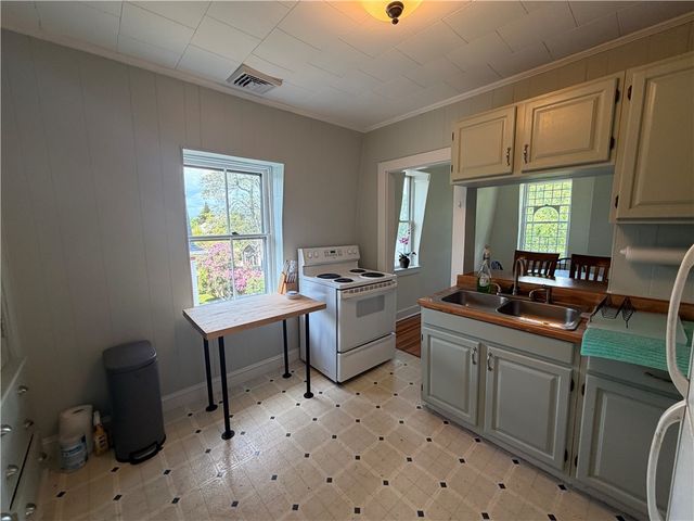 44 Everett Street 3, Newport, RI 02840